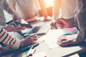 Ein Team arbeitet zusammen beim Studieren der Pflegepädagogik